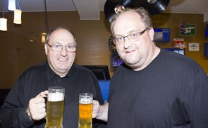 Stadtpfarrer Generaldechant Franz Wild und Günther Lainer bei der Präsentation des 1. Trauner Kirchenbieres_Pfarre Traun