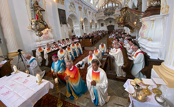 Gebet um Gottes Gnade und Segen, der Weihekandidat liegt zum Zeichen der Hingabe vor dem Altar. (Prostratio) 