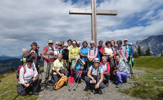 Hochkönig-Wandern: Frauen beim Gipfelkreuz
